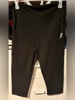 BNWT Bally Total Fitness Tumny Control Capri Leggings